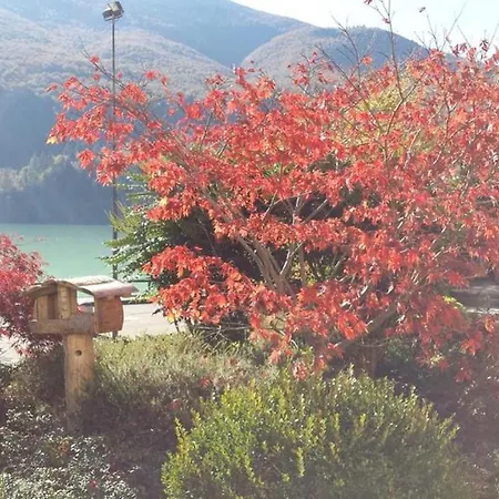 House With 3 Bedrooms In With Wonderful Lake View And Wifi 100 Km From The Beach * Barcis