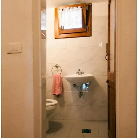 House With 3 Bedrooms In With Wonderful Lake View And Wifi 100 Km From The Beach 別荘 *