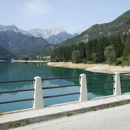 House With 3 Bedrooms In With Wonderful Lake View And Wifi 100 Km From The Beach Casa vacanze *